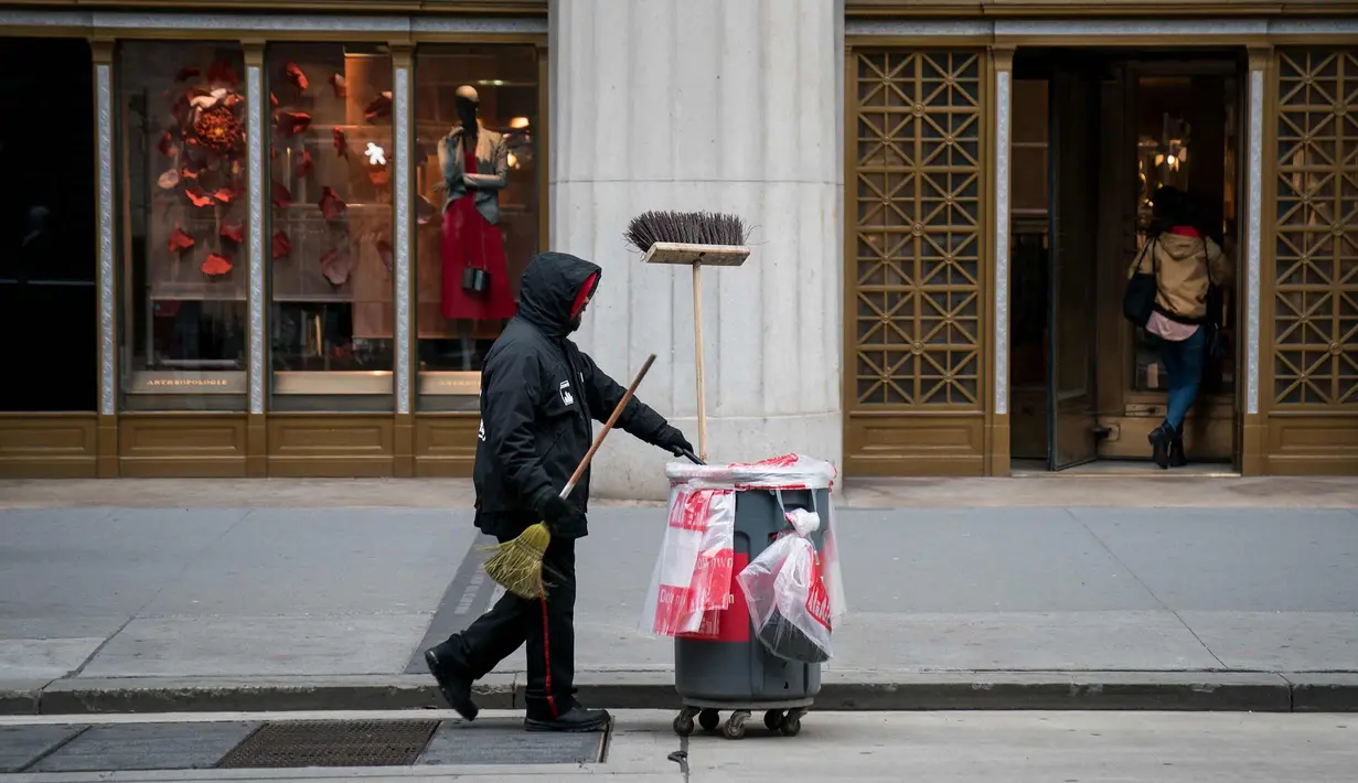 Pekerja membawa tempat sampah di Lower Manhattan di New York City (22/2). Dengan menggunakan data dari Environmental Protection Agency memberi peringkat New York City sebagai kota paling kotor di negara tersebut. (AFP Photo/Drew Angerer)