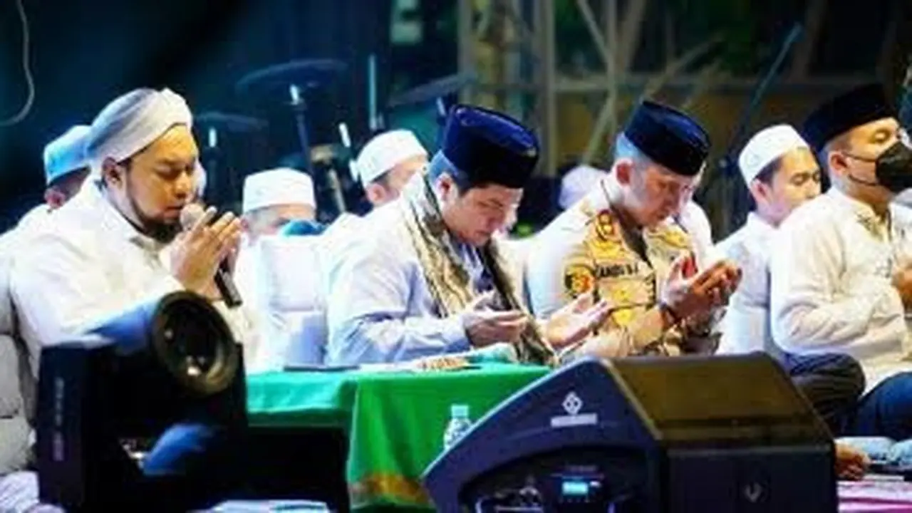 Erick Thohir Bagikan Beasiswa ke 50 Santri di Situbondo