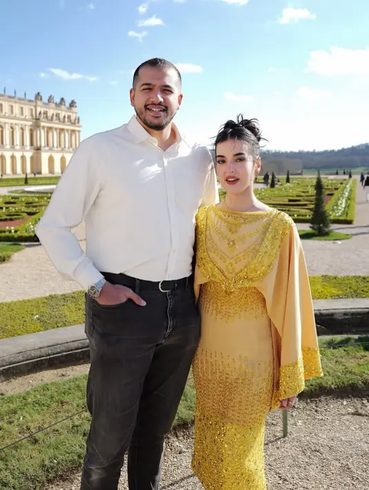 Tasya Farasya merayakan lebaran di Paris bersama suaminya. Ia tampil mengenakan dress kuning dihiasi beads yang mewah. [@tasyafarasya]