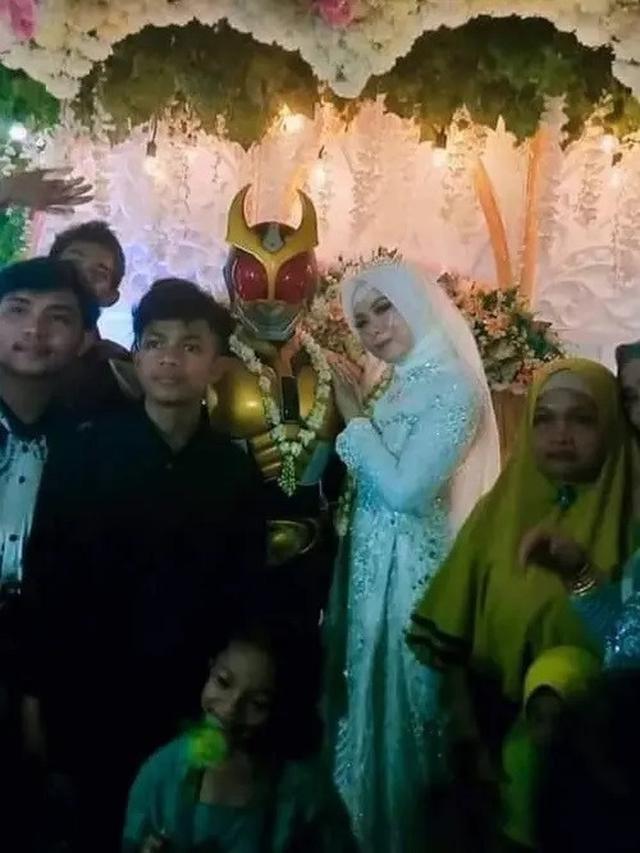 6 Baju Pengantin Pria Ini Nyeleneh Banget, Tamu Undangan Tepuk Jidat