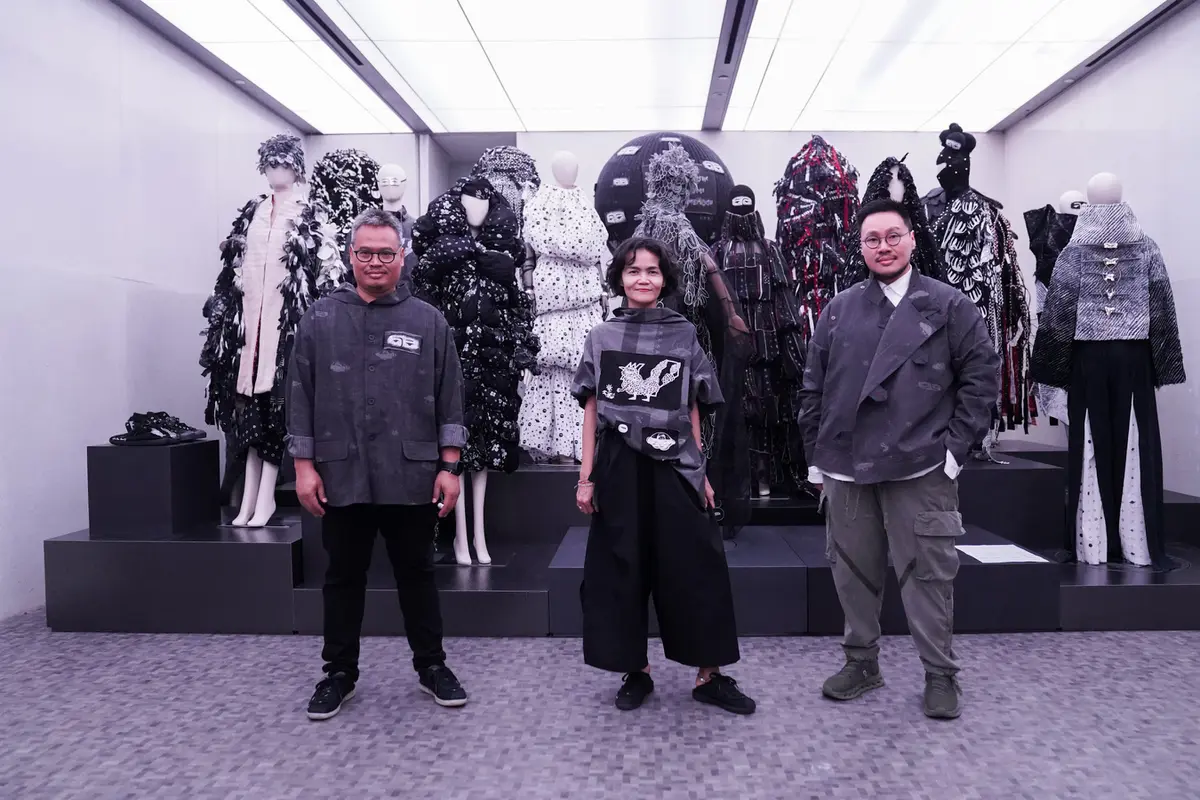 Eko Nugroho bersama Chitra Subyakto dan Felix Tjahyadi pada event pameran SMM x Eko Nugroho (Foto Dok: Sejauh Mata Memandang)