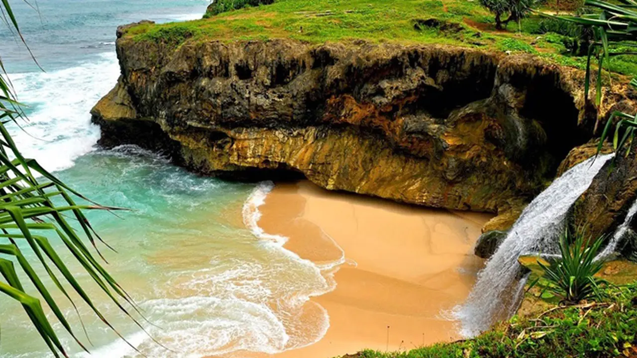 Banyu Tibo Pacitan, Uniknya Air Terjun yang Jatuh di Laut