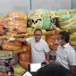 Menteri Perdagangan Zulkifli Hasan dalam seremoni pembakaran pakaian bekas impor di gudang Grasia, Karawang, Jawa Barat, Jumat (12/8/2022). Liputan6.com/Arief