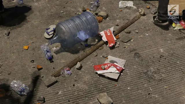 Sisa Kericuhan Massa Aksi di Depan Gedung Bawaslu