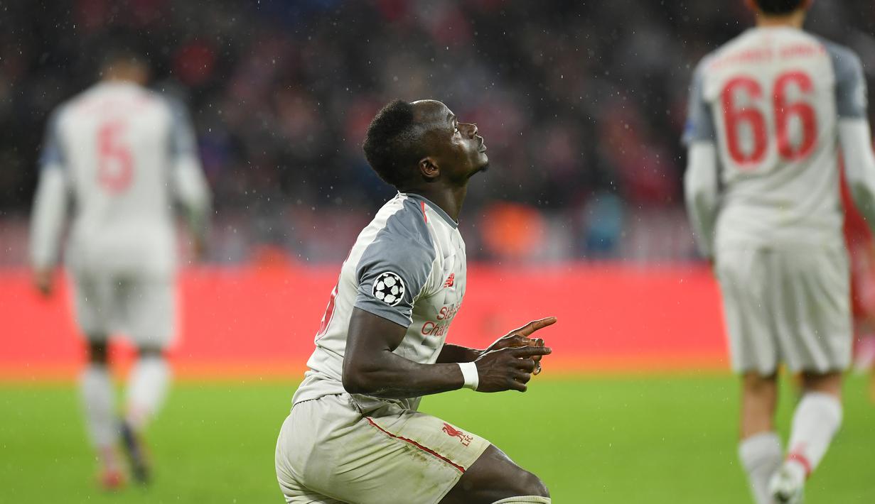 Selebrasi gol pertama Sadio Mane pada leg kedua, babak 16 besar Liga Champions yang berlangsung di Stadion Allianz Arena, Munchen, Kamis (14/3). Liverpool menang 3-1. (AFP/Christof Stache)