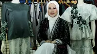 Desainer Indonesia Leny Rafael mempersiapkan koleksi busana untuk Riyadh Internastional Fashion Week (Liputan6.com/Novi Nadya)