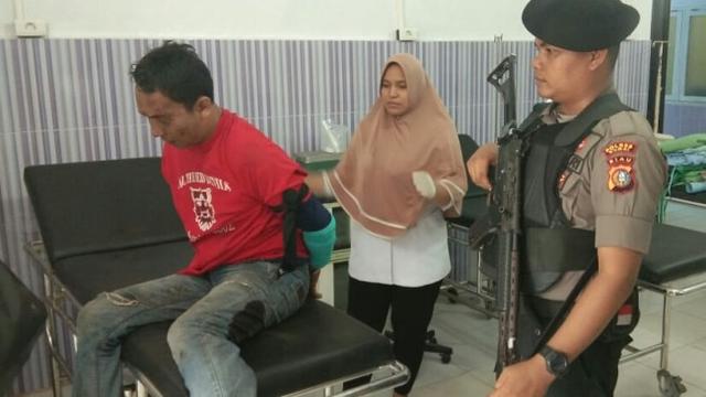 Pria yang mengamuk di BNI Kota Dumai dibawa ke RSUD usai dilumpuhkan polisi.