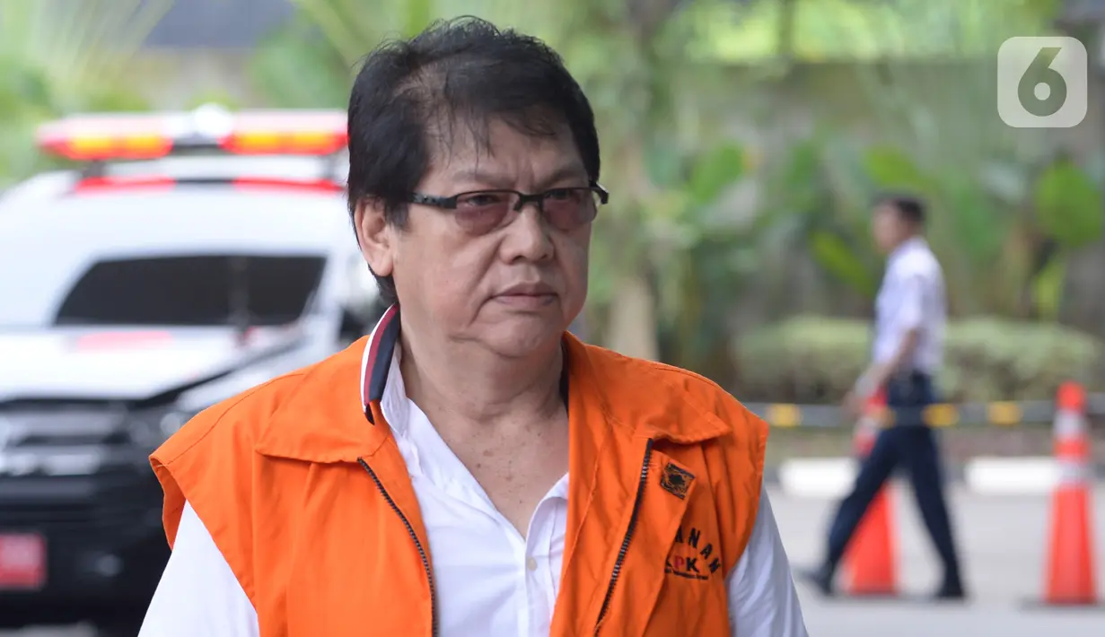 Mantan Kepala Dinas Pengelolaan Keuangan dan Aset Daerah (DPKAD) Kota Bandung, Herry Nurhayat tiba di Gedung KPK, Jakarta, Rabu (4/3/2020). Herry diperiksa sebagai tersangka kasus suap pengadaan tanah untuk Ruang Terbuka Hijau (RTH) di Pemkot Bandung tahun 2012 dan 2013. (merdeka.com/Dwi Narwoko)
