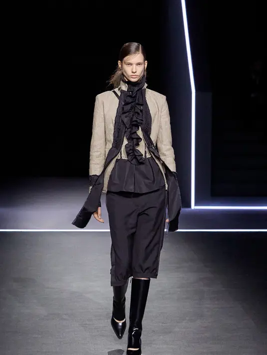 Sebagai Direktur Kreatif Dior untuk lini wanita, ia terinspirasi dari sejarah mode dan ingin menunjukkan bahwa pakaian bukan hanya soal penampilan, tapi juga simbol budaya, estetika, dan sosial.  [Dok/Dior],