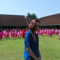 Pendatang baru dalam belantika musik Indonesia, Shae dikabarkan melakukan perjalanan menuju Wonosobo pada Rabu 5 Agustus 2015 lalu. Apakah yang dilakukan Shae di Wonosobo ? (Dreses Putranama/Bintang.com)