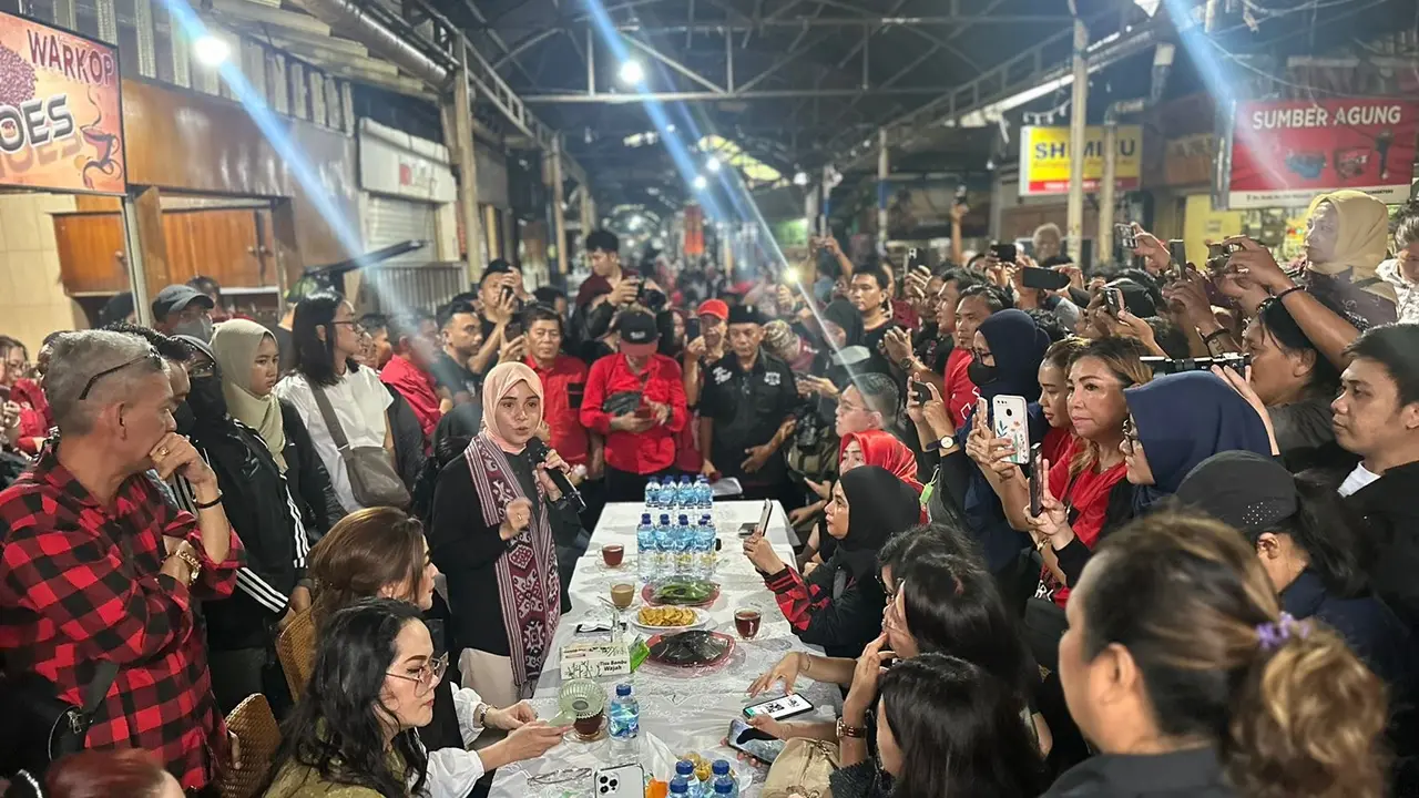 Istri Calon Presiden (Capres) nomor urut 3 Ganjar Pranowo, Siti Atikoh, mengunjungi Kawasan Wisata Kuliner di Jalan Roda, Kota Manado, Sulawesi Utara, Selasa (16/1/2024).
