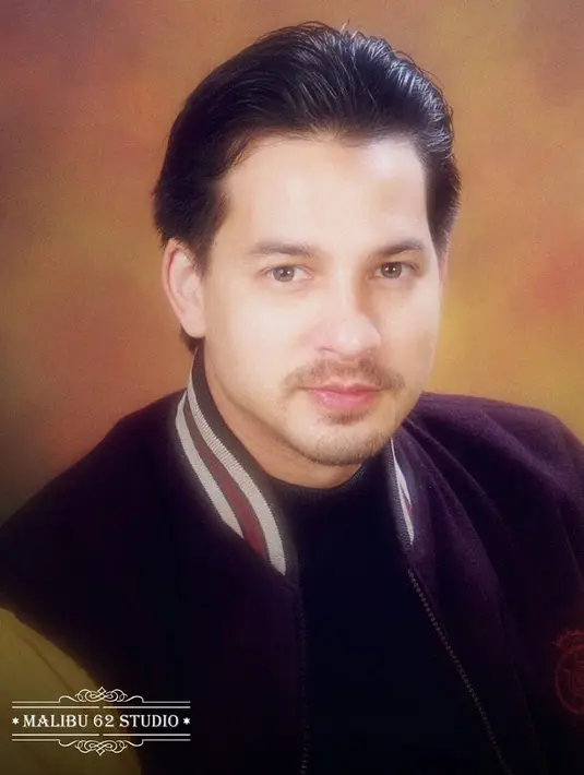 Pasti sudah tidak asing lagi dengan wajah tampan yang satu ini. Benar, ia adalah Ari Wibowo. Ini adalah penampakan Ari Wibowo pada tahun 2000. (Foto: instagram.com/malibu62studio)