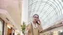 Inspirasi OOTD cewek bumi lainnya, coba kamu padu padankan blouse warna beige dengan vest warna krem, serta skinny jeans warna biru muda seperti Sandra Dewi ini. Chic abis! (Instagram/sandradewi88).