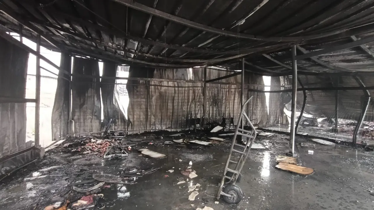 Kebakaran melanda sebuah gudang oli di Jalan Tali II No.16, Kelurahan Kota Bambu Selatan, Kecamatan Palmerah, Selasa (9/9/2025) (Istimewa)