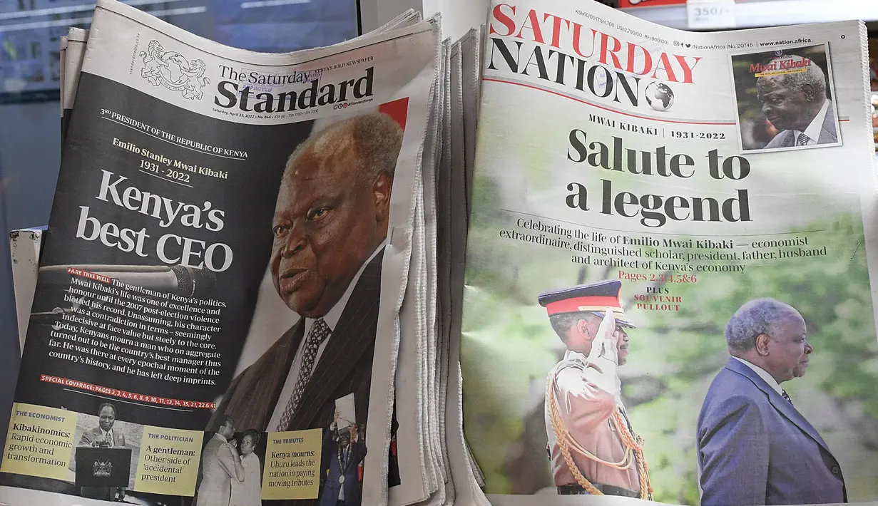 <p>Tampilan close-up sampul depan dua surat kabar Kenya, dengan penghormatan untuk mantan presiden Kenya Mwai Kibaki, di Nairobi, pada 23 April 2022. Mantan Presiden Kenya, Mwai Kibaki, yang pernah memimpin negara Afrika Timur itu selama lebih dari satu dekade, dikabarkan meninggal dunia pada Jumat (22/4) di usia 90 tahun. (Simon MAINA / AFP)</p>