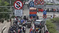 Pengendara sepeda motor melawan arah di kawasan Pasar Minggu, Jakarta Selatan, (9/11/2015). Rambu - rambu lalu lintas yang berada di lokasi Pasar Minggu ini tampak tak berfungsi sama sekali. (Liputan6.com/Immanuel Antonius)