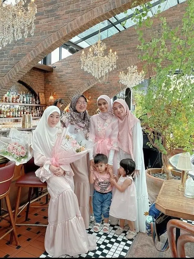 7 Potret Persahabatan Nadya Mustika dan Larissa Chou Ini Jadi Sorotan