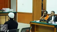 Terdakwa simpatisan ISIS, Aprimul Henry alias Mulbin Arifin (kedua kanan) menyimak pernyataan saksi saat sidang lanjutan di PN Jakarta Barat, Kamis (21/1/2016). Sidang untuk mendengarkan keterangan saksi. (Liputan6.com/Helmi Fithriansyah)