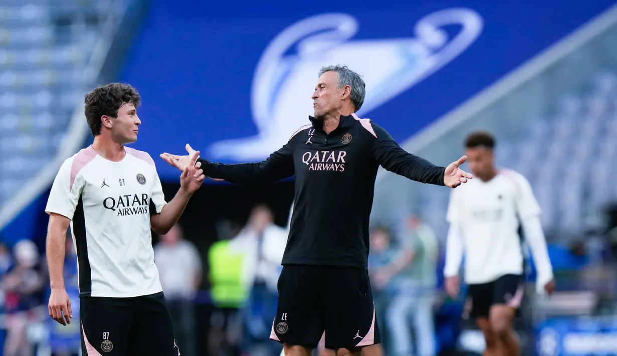 Pelatih PSG, Luis Enrique, memberikan arahan kepada anak asuhnya saat memimpin latihan jelang partai puncak Liga Champions melawan Inter Milan di Stadion Allianz Arena, Munchen, Jumat (30/5/2025). (AP Photo/Luca Bruno)