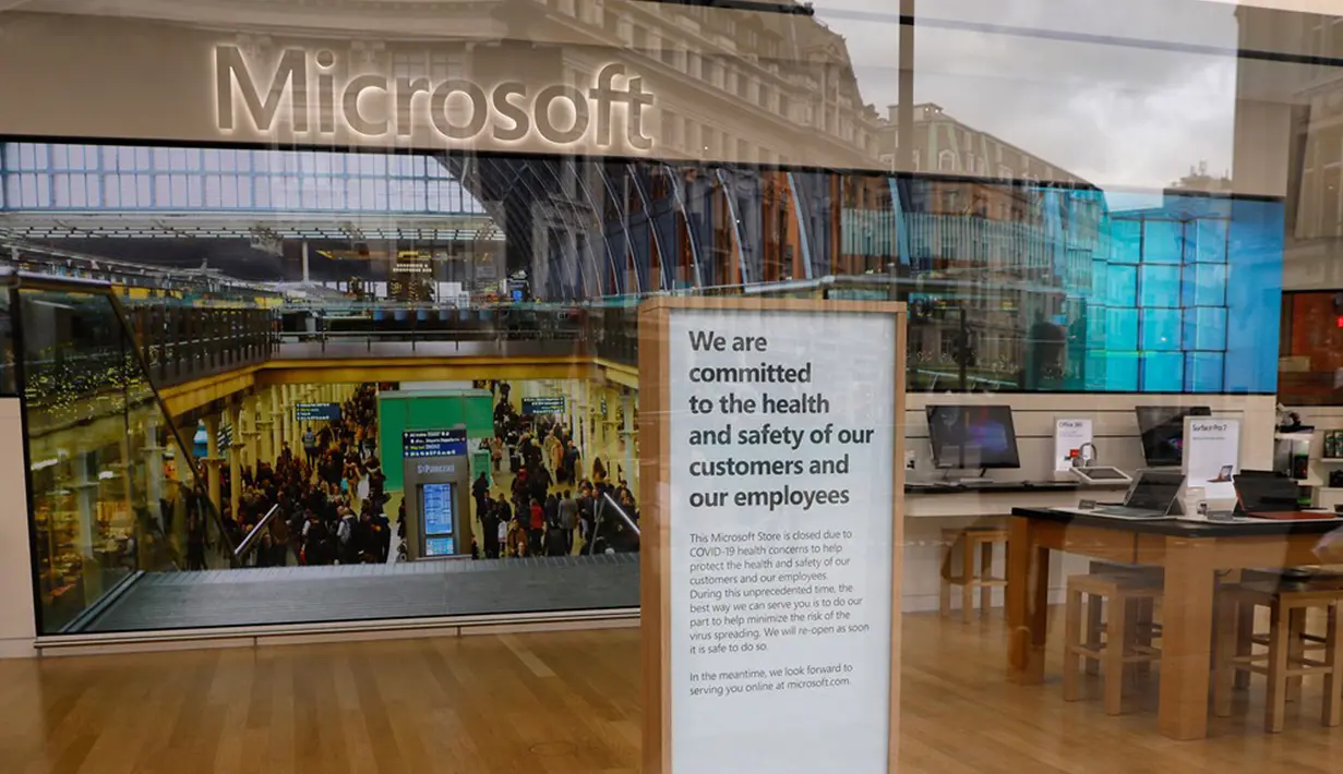 Gerai Microsoft yang tutup di Oxford Circus di London, Inggris (18/3/2020). PM Inggris Boris Johnson mengatakan seluruh sekolah akan ditutup mulai Jumat (20/3) setelah otoritas kesehatan mengonfirmasi total 2.626 kasus infeksi COVID-19 dan 104 kematian akibat penyakit tersebut. (Xinhua/Tim Ireland)