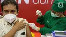 Pelaku usaha menerima vaksin Covid-19 dosis kedua di Mall Tamrin City, Jakarta, Rabu (2/6/2021). Vaksinasi tersebut merupakan salah satu upaya pemerintah mematok target pertumbuhan ekonomi kembali positif sekitar 4,5 -5,3 persen di akhir 2021 ini. (Liputan6.com/Faizal Fanani)