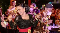 Yuni Shara menuai sorotan saat menghadiri acara Kirab Budaya G20 Solo Batik Carnival di Surakarta. Ia terlihat asyik berjoget dengan tamu undangan yang hadir. Dalam acara tersebut, kakak dari Krisdayanti ini juga bertemu dengan putra Presiden Jokowi sekaligus Wali Kota Solo, Gibran Rakabuming Raka. (Liputan6.com/IG/@yunishara36)