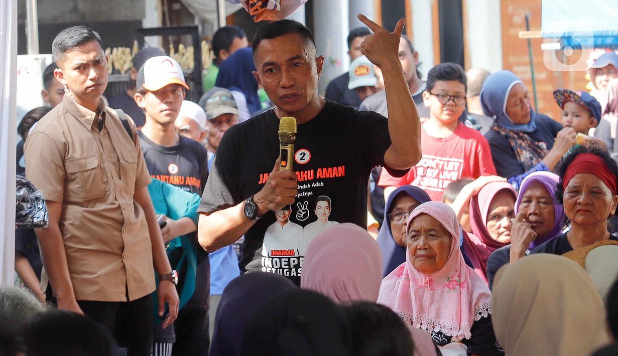 Calon Gubernur DKI Jakarta nomor urut 2, Dharma Pongrekun saat berkampanye dengan datang langsung menemui warga di sekitar Kawasan Jalan Rawa Bambu RT 009/RW 06 Pasar Minggu, Jakarta, Rabu (6/11/2024). (Liputan6.com/Herman Zakharia)