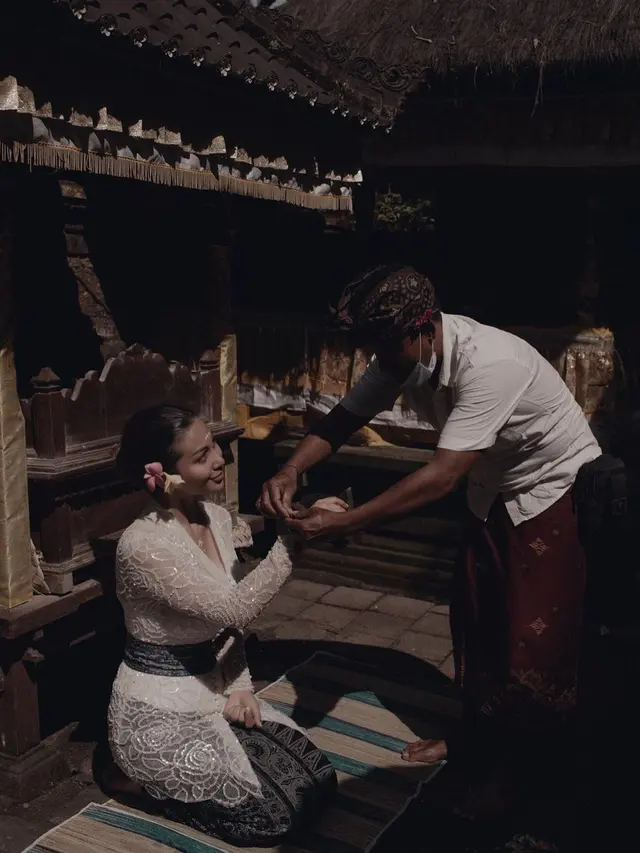Tampil Berkebaya, Ini 7 Potret Ariel Tatum Saat Jalani Ritual di Bali