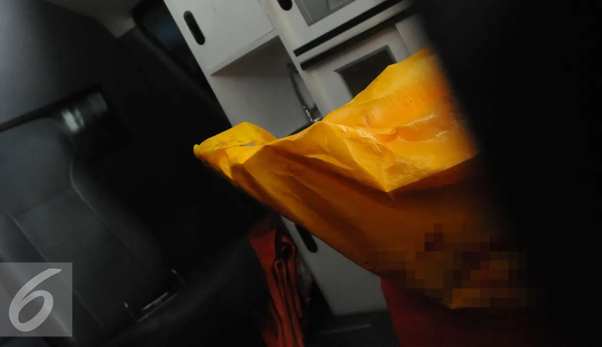 Jenazah salah satu terduga teroris di dalam mobil ambulans, Setu, Tangerang Selatan, Banten, Rabu (21/12). Jenazah terduga teroris Tangerang Selatan akan dibawa ke RS Polri, Kramatjati, Jakarta Timur.  (Liputan6.com/Helmi Afandi)