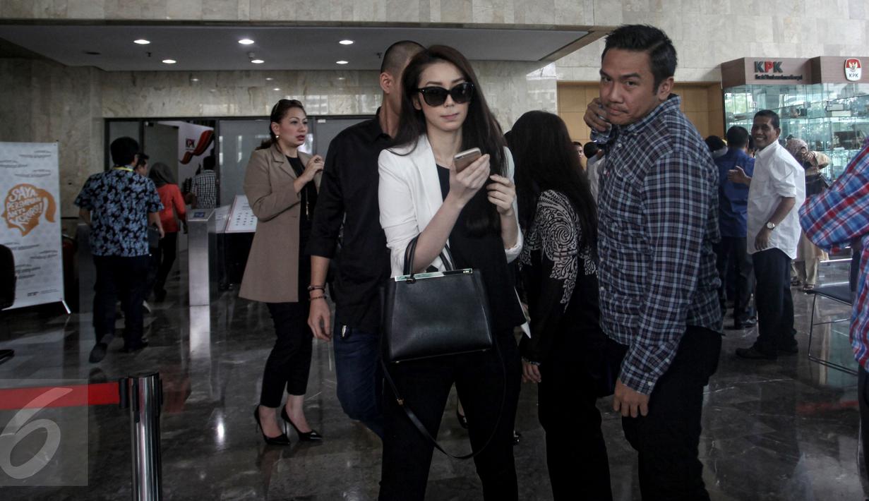 Artis Velove Vexia sekaligus putri pengacara OC Kaligis kembali mendatangi Gedung KPK, Jakarta, Kamis (23/7/2015). Velove akhirnya dapat bertemu dengan ayahnya yang menjadi tersangka kasus dugaan suap tiga Hakim PTUN Medan. (Liputan6.com/Yoppy Renato)