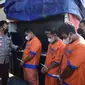 Para pelaku penyimpangan BBM digelandang ke Polresta Sidoarjo. (Dian Kurniawan/Liputan6.com)