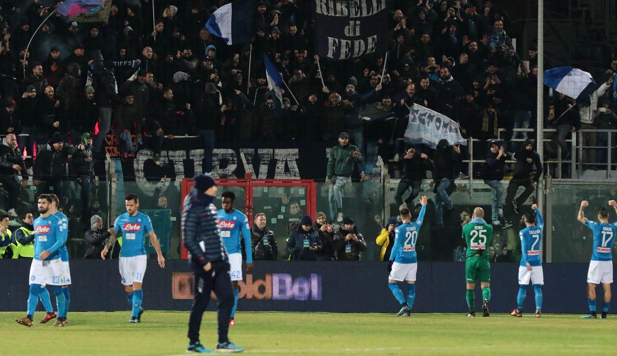 Para pemain Napoli menyapa suporter usai mengalahkan Crotone pada laga Serie A Italia di Stadion Ezio Scida, Crotone, Jumat (29/12/2017). Crotone kalah 0-1 dari Napoli. (AFP/Carlo Hermann)