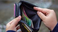 Ilustrasi dompet, uang rupiah. (Photo by Ahsanjaya: https://www.pexels.com/photo/money-on-wallet-8719575/)