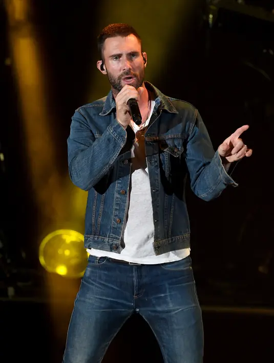 Adam Levine tak jarang mengubah gaya rambutnya. Namun kali ini ia tampak bereksperimen cukup parah dalam mengganti model rambutnya. (AFP/Bintang.com)