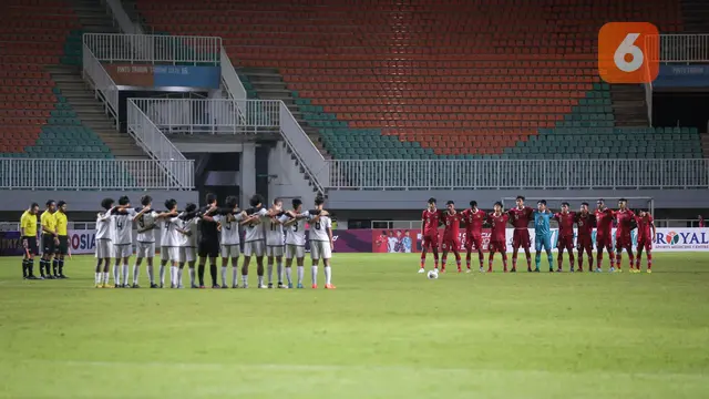 Foto: Tanda Duka Timnas Indonesia untuk Tragedi Kanjuruhan di Kualifikasi Piala Asia U-17 2023