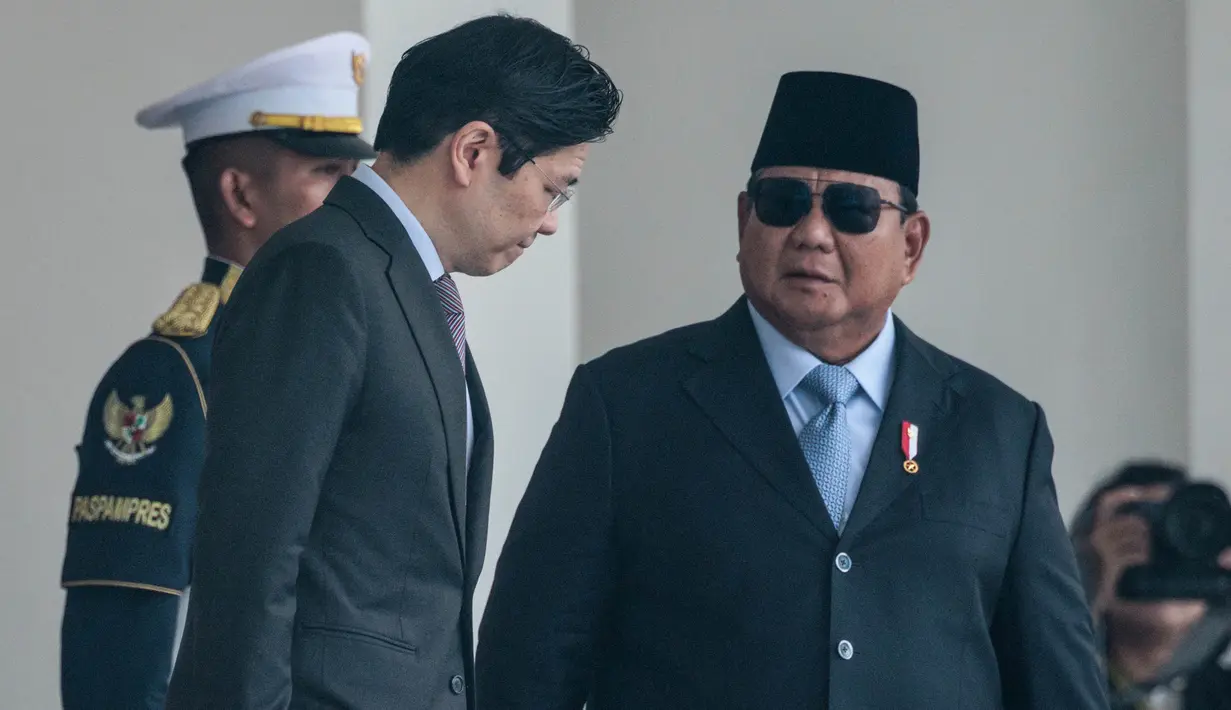Presiden Prabowo Subianto menyambut kedatangan Perdana Menteri (PM) Singapura Lawrence Wong di Istana Merdeka, Jakarta, Senin (6/7/2026). (AFP/ Yasuyoshi Chiba)