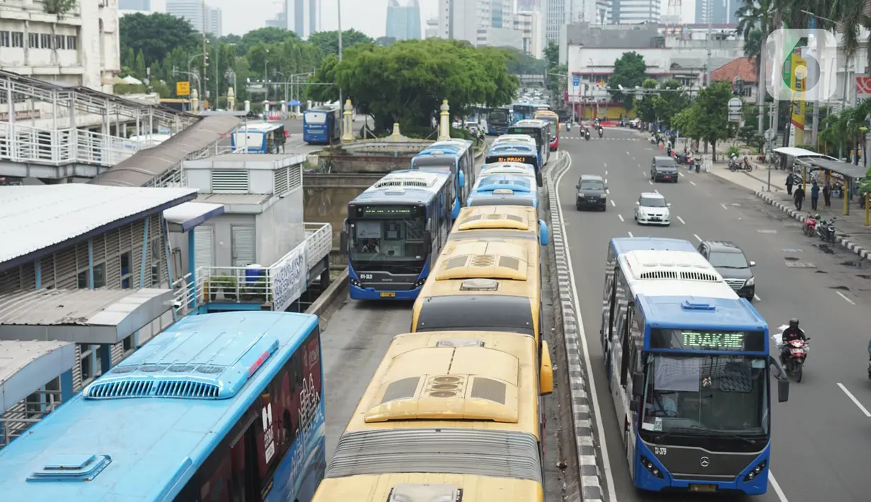 Bus Transjakarta antre saat melintasi Shelter Harmoni, Jakarta, Kamis (5/11/2020). PT Transportasi Jakarta (Transjakarta) menargetkan di tahun 2030 seluruh armada merupakan bus listrik. Diharapkan total bus listrik mencapai 12.120 unit diakhir tahun 2030. (Liputan6.com/Immanuel Antonius)