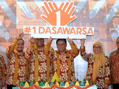 Ketua Bawaslu, Abhan (tengah) bersama para komisioner saat perayaan HUT 1 Dasawarsa Bawaslu di Jakarta, Senin (9/4). HUT 1 Dasawarsa Bawaslu menggunakan tagar #1Dasawarsa dengan tema 'Bersama Rakyat, Bawaslu Mengawasi'. (Liputan6.com/Helmi Fithriansyah)