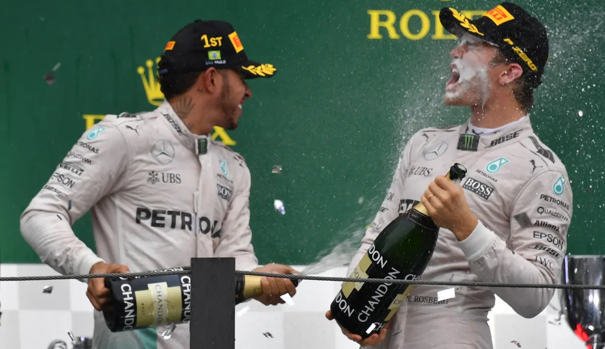 Nico Rosberg saat ini memimpin 12 poin atas Lewis Hamilton dalam persaingan gelar juara dunia F1 2016. Rosberg tentu lebih difavoritkan untuk juara. (AFP/Nelson Almeida)