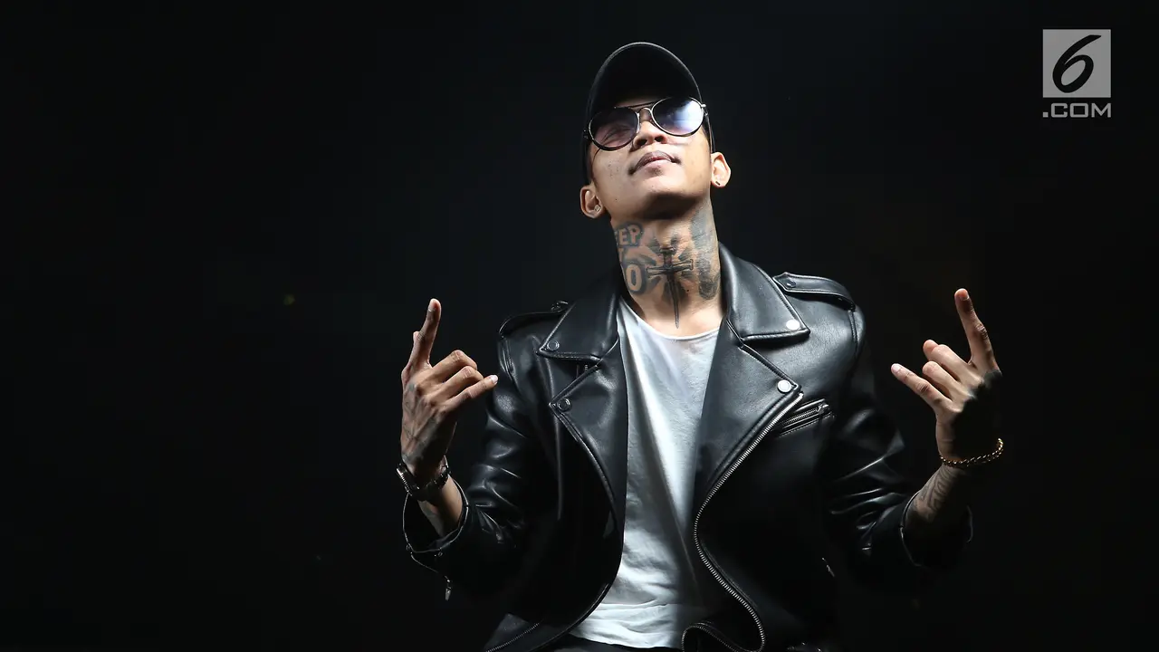 Gaya Maskulin Young Lex Berjaket Kulit