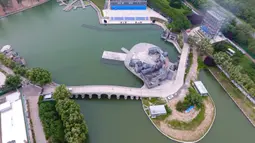 Foto udara menunjukkan panggung pertunjukan di situs bersejarah Dijicheng, Yangcheng, Shanxi, China, Selasa (7/7/2020). Dibangun dan dikembangkan pada era Dinasti Ming dan Qing, kota kuno Guoyu dan situs bersejarah Dijicheng adalah kompleks benteng kuno yang khas di China utara. (Xinhua/Chai Ting)