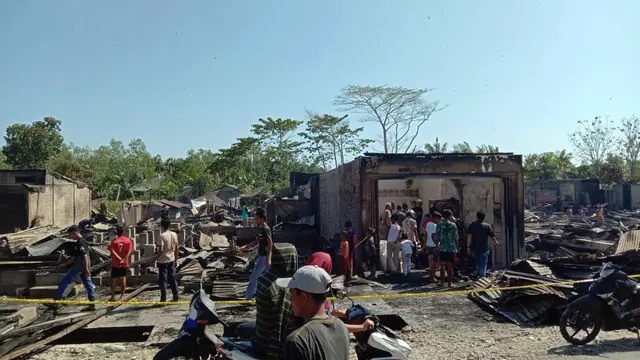 Belasan rumah dilalap si jago merah dalam peristiwa kebakaran yang terjadi Gampong Ujung, Kecamatan Singkil, Kabupaten Aceh Singkil, Kamis (20/2/2020) (Liputan6.com/Rino Abonita)