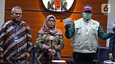 Wakil Ketua KPK, Lili Pantauli Siregar (tengah) bersama Ketua KPU, Arief Budiman dan petugas KPK memperlihatkan barang bukti OTT terhadap Komisioner KPU Wahyu Setiawan di Gedung KPK, Jakarta, Kamis (9/1/2020). KPK menyita uang Rp400 juta dalam bentuk dollar Singapura. (Liputan6.com/Herman Zakharia)