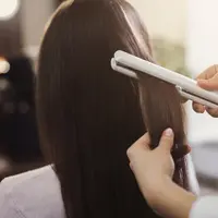 Meluruskan Rambut Tanpa Rebonding? Ini Dia Tipsnya! / copyright shutterstock