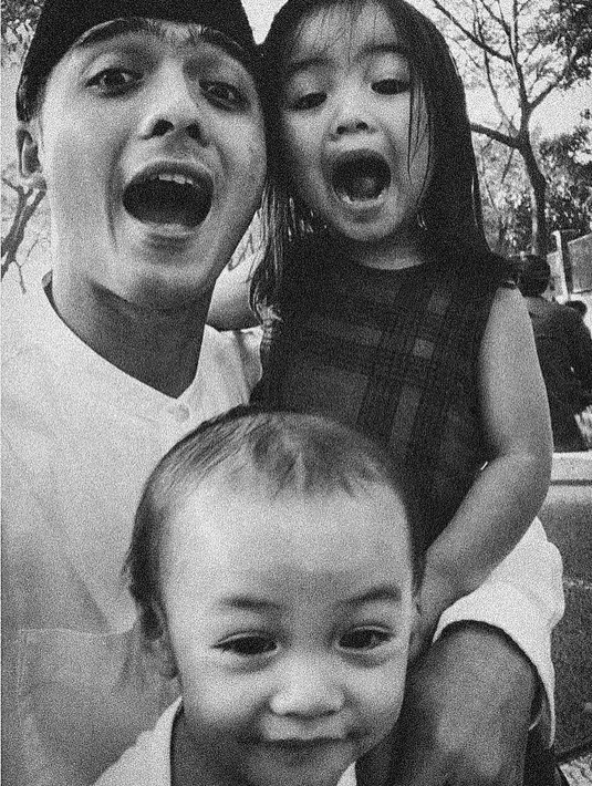 Ricky Harun juga kerap memamerkan kedekatannya dengan buah hatinya, Mikaila dan Athaya. (foto: instagram.com/rickyharun)