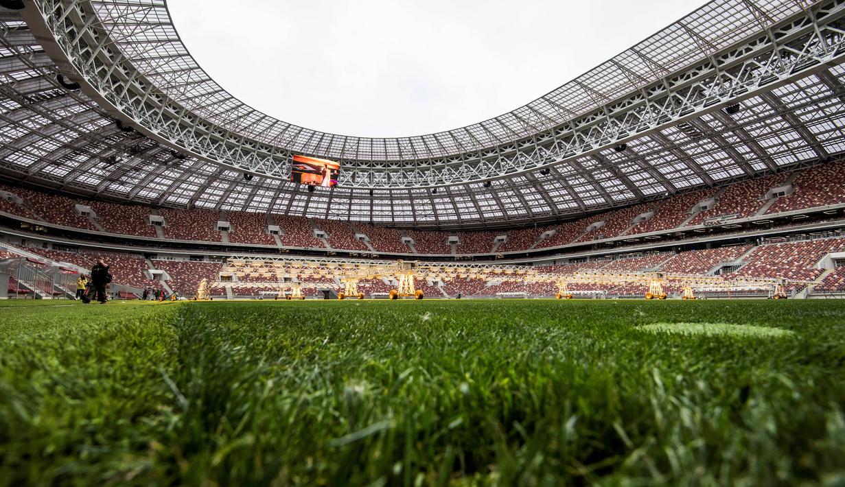 Tampak rumput di Stadion Luzhniki, Moscow, Selasa,(29/8/2017). Stadion Luzhniki akan menjadi stadion untuk pembukaan dan penutupan Piala Dunia 2018 Rusia. (AFP/Mladen Antonov)