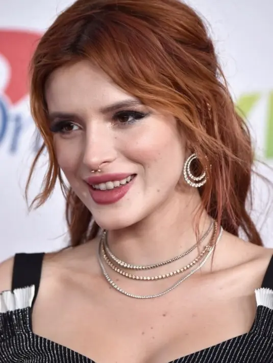 Dalam acara tersebut, bibir Bella Throne terlihat lebih penuh dari biasanya. Para fans dan netizen yag lain pun mengatakan bahwa ia melakukan lips injection. (FRAZER HARRISON / GETTY IMAGES NORTH AMERICA / AFP)