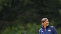 Pelatih PSV Eindhoven Phillip Cocu memimpin sesi latihan tim, di Eindhoven, Selasa (14/9/2015). (EPA/BAS CZERWINSKI)