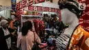 Pengunjung mengamati produk yang dipamerkan pada pameran International Handicraft Trade Fair (INACRAFT) di Jakarta Convention Center (JCC), Senayan, Jakarta, Kamis (24/3/2022). Setelah vakum selama dua tahun lamanya, Jakarta INACRAFT akhirnya akan kembali digelar. (Liputan6.com/Johan Tallo)