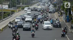 Kendaraan melintas di kawasan Gajah Mada, Jakarta, Jumat, (7/2/2020). Parkir motor dan mobil di Kawasan Jalan Gajah Mada-Hayam Wuruk merupakan kawasan ganjil-genap sehingga penerapan sistem ini berjalan pada pukul 06.00-10.00 WIB dan pukul 16.00-20.00 WIB. (merdeka.com/Imam Buhori)